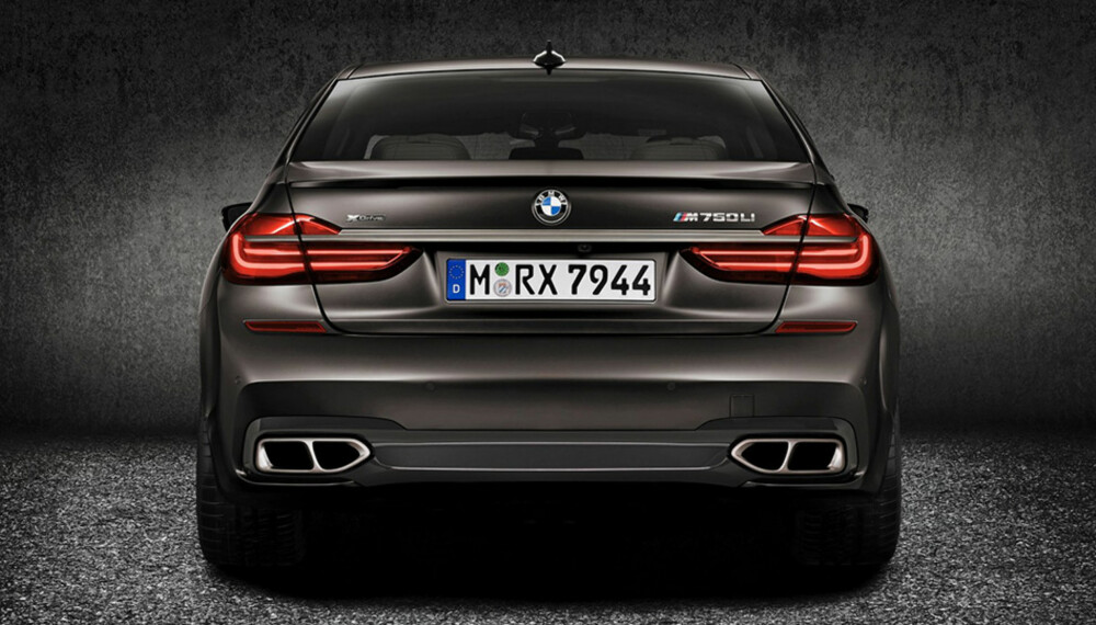LUKSUS-BEIST: M760Li xDrive har V12-er med Twinpower turboteknologi og firehjulsdrift. 600 hestekrefter sender luksuslimousinen fra 0 til 100 km/t på 3,9 sekunder. LUKSUS-BEIST: M760Li xDrive har V12-er med Twinpower turboteknologi og firehjulsdrift. 600 hestekrefter sender luksuslimousinen fra 0 til 100 km/t på 3,9 sekunder.