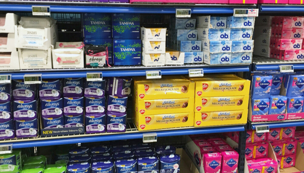 BIND, TAMPONGER OG SJOKOLADE I REMA 1000-HYLLA: Ann Kristin Børresen, som er daglig leder i Rema 1000 i Moss, sier til Det Nye at det er gutta som står bak sjokoladestuntet. - Lurer på om noen av gutta som jobber her synes vi jenter er litt mugne når vi har mensen, og sjokoladen er nok for å muntre oss opp. BIND, TAMPONGER OG SJOKOLADE I REMA 1000-HYLLA: Ann Kristin Børresen, som er daglig leder i Rema 1000 i Moss, sier til Det Nye at det er gutta som står bak sjokoladestuntet. - Lurer på om noen av gutta som jobber her synes vi jenter er litt mugne når vi har mensen, og sjokoladen er nok for å muntre oss opp.