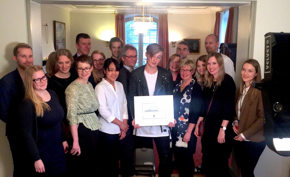 Isac Elliot sammen med hele den finske ambassaden. Isac Elliot sammen med hele den finske ambassaden.