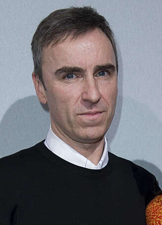 SKJORTEKRAGEN INNENFOR GENSEREN: - Den belgiske designeren Raf Simons for eksempel blir hyppig sett i rundhalsede gensere med skjortekragen på innsiden og rocker det til de grader, forteller PR-agent og moteblogger Henrik Skansen. SKJORTEKRAGEN INNENFOR GENSEREN: - Den belgiske designeren Raf Simons for eksempel blir hyppig sett i rundhalsede gensere med skjortekragen på innsiden og rocker det til de grader, forteller PR-agent og moteblogger Henrik Skansen.