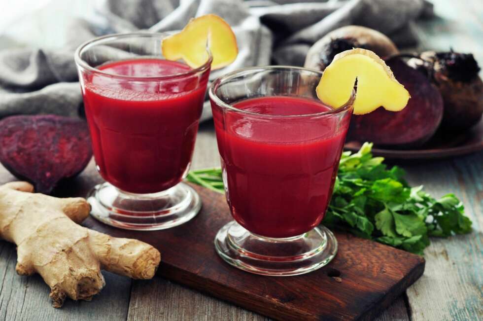 RØDBETSHOT: Skjær rødbeter og epler i mindre stykker, ha dem i en foodprocessor og blend med ingefær og acaisaft.
Tilsett vann og blend litt til. Smak til med honning. Server i glass, pynt gjerne med en liten urtekvist. RØDBETSHOT: Skjær rødbeter og epler i mindre stykker, ha dem i en foodprocessor og blend med ingefær og acaisaft.
Tilsett vann og blend litt til. Smak til med honning. Server i glass, pynt gjerne med en liten urtekvist.