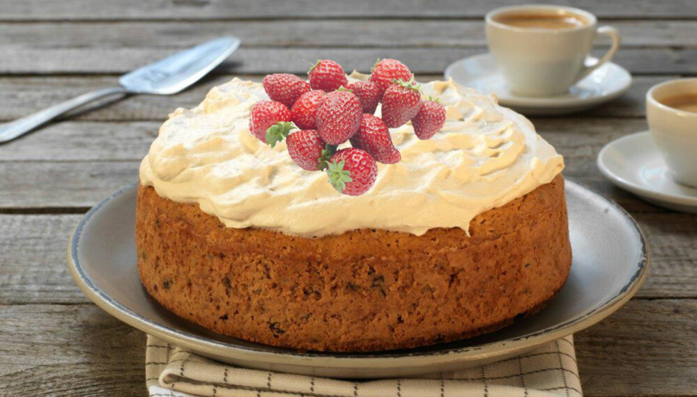 SAFTIG OG SMAKFULL KAKE: Ønsker du en annen smak enn kaffe i kremen på toppen, må du gjerne tilsette litt vaniljekrem og friske bær. SAFTIG OG SMAKFULL KAKE: Ønsker du en annen smak enn kaffe i kremen på toppen, må du gjerne tilsette litt vaniljekrem og friske bær.