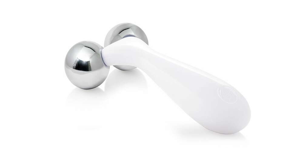 MASSÉR FRAM GLØDEN I HUDEN: Oils of Life Facial Massager (kr 349, The Body Shop). MASSÉR FRAM GLØDEN I HUDEN: Oils of Life Facial Massager (kr 349, The Body Shop).