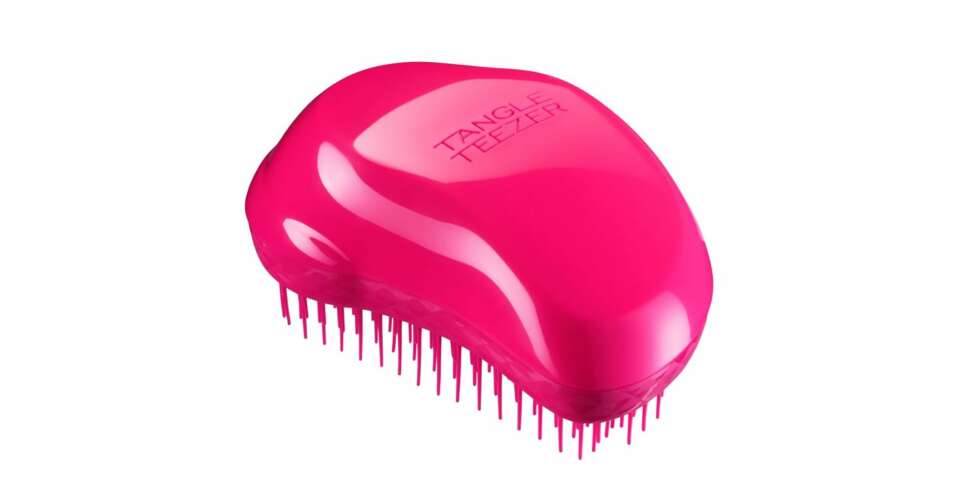 IKKE BARE FOR BABYER: Bruk en børste som grer ut både floker og det meste av hårstylingprodukter – da slipper du at det siver inn i huden langs hårfestet mens du sover (kr 149, Tangle Teezer). IKKE BARE FOR BABYER: Bruk en børste som grer ut både floker og det meste av hårstylingprodukter – da slipper du at det siver inn i huden langs hårfestet mens du sover (kr 149, Tangle Teezer).