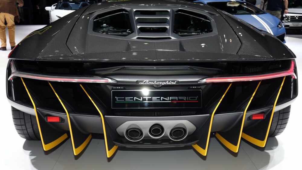 OPPSIKTSVEKKENDE: Med Centenario viser Lamborghini igjen evnen til å lage biler som vekker betydelig oppsikt. FOTO: Newspress OPPSIKTSVEKKENDE: Med Centenario viser Lamborghini igjen evnen til å lage biler som vekker betydelig oppsikt. FOTO: Newspress