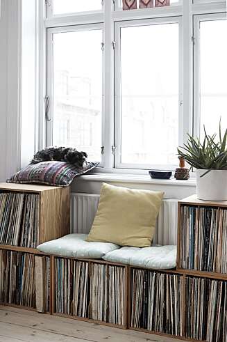 FROKOSTFAVORITT: – Jeg spiser alltid frokosten min sittende oppå LP-platene, hvor jeg har laget meg en liten sofa. Den liker jeg veldig godt, sier Hanne Tørseth (26) til Det Nye Interiør. FROKOSTFAVORITT: – Jeg spiser alltid frokosten min sittende oppå LP-platene, hvor jeg har laget meg en liten sofa. Den liker jeg veldig godt, sier Hanne Tørseth (26) til Det Nye Interiør.
