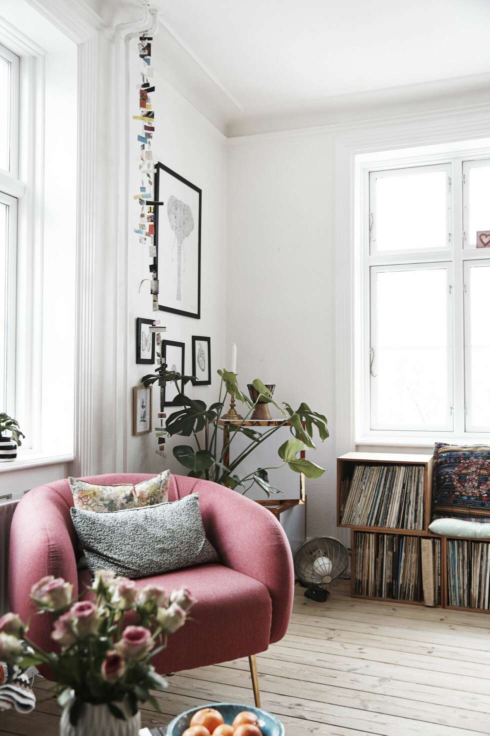 VINYLPLATENE BLE TIL SOFA: Eskene til LP-platene tilhører Anders, kjæresten til Hanne Tørseth (26). Her elsker de to å spise frokost i leiligheten i Nørrebro i Danmark. VINYLPLATENE BLE TIL SOFA: Eskene til LP-platene tilhører Anders, kjæresten til Hanne Tørseth (26). Her elsker de to å spise frokost i leiligheten i Nørrebro i Danmark.