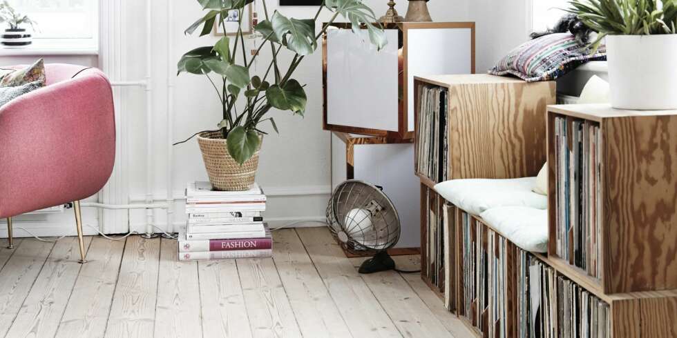 VINYLPLATENE BLE TIL SOFA: Eskene til LP-platene tilhører Anders, kjæresten til Hanne Tørseth (26). Her elsker de to å spise frokost i leiligheten i Nørrebro i Danmark. VINYLPLATENE BLE TIL SOFA: Eskene til LP-platene tilhører Anders, kjæresten til Hanne Tørseth (26). Her elsker de to å spise frokost i leiligheten i Nørrebro i Danmark.
