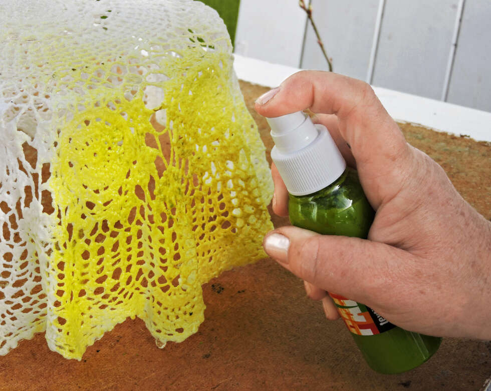 SPRAY: Små flasker med tekstilspray gjør det enkelt å forandre fargen på hvite blondebrikker og duker. Finnes i mange farger og kjøpes i hobbybutikken. NB! Sett en glasskål inni når du bruker den, blonden er litt skjør. SPRAY: Små flasker med tekstilspray gjør det enkelt å forandre fargen på hvite blondebrikker og duker. Finnes i mange farger og kjøpes i hobbybutikken. NB! Sett en glasskål inni når du bruker den, blonden er litt skjør.