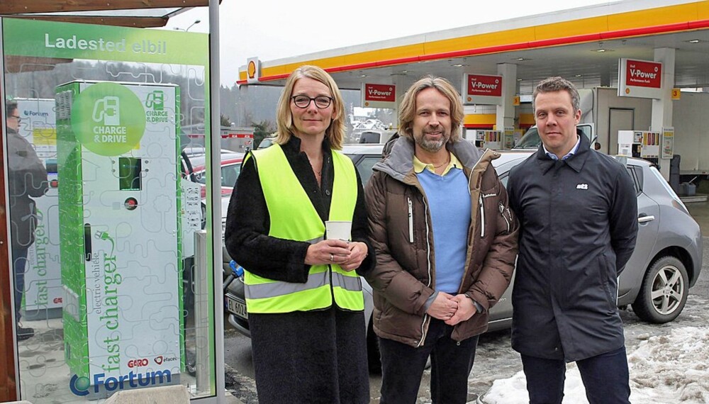 BLIR ENKLERE: Shell og Fortum har nå gått sammen om utbygging av ladetilbud ved Shells stasjoner i Norge. Det vil gjøre elbileierens liv litt enklere. BLIR ENKLERE: Shell og Fortum har nå gått sammen om utbygging av ladetilbud ved Shells stasjoner i Norge. Det vil gjøre elbileierens liv litt enklere.