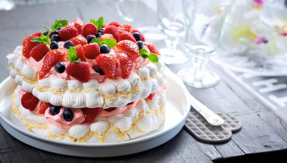 SMELTER I MUNNEN: Denne oppskriften må du bare prøve! Det finnes ikke noe bedre enn en herlig pavlova med margengsbunn, friske bær og ostefyll. SMELTER I MUNNEN: Denne oppskriften må du bare prøve! Det finnes ikke noe bedre enn en herlig pavlova med margengsbunn, friske bær og ostefyll.