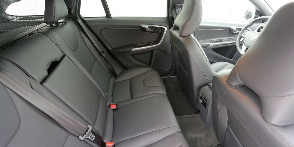 BEGRENSET PLASS: I forhold til for eksempel Skoda Octavia Scout er bakseteplassen snau og bagasjerommet ikke noe for småbarnsfamilien. BEGRENSET PLASS: I forhold til for eksempel Skoda Octavia Scout er bakseteplassen snau og bagasjerommet ikke noe for småbarnsfamilien.