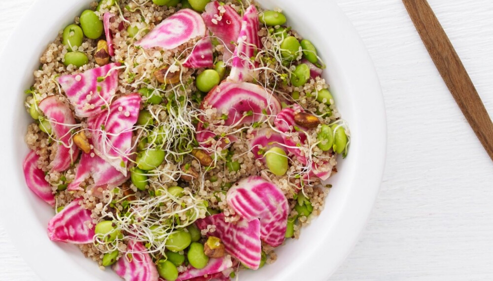 FRESH OG LETT QUINOASALAT: Lag gjerne opp mer av salaten slik at du har til flere måltider. Disse ingrediensene holder seg godt i kjøleskapet selv om de er tilberedt. FRESH OG LETT QUINOASALAT: Lag gjerne opp mer av salaten slik at du har til flere måltider. Disse ingrediensene holder seg godt i kjøleskapet selv om de er tilberedt.