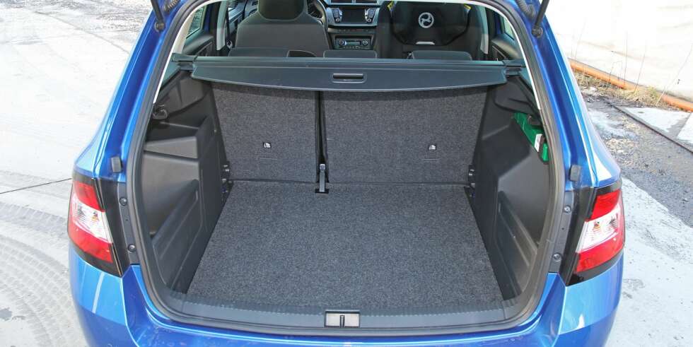 MEGET GOD PLASS: Fabia stv. er ikke lengre enn en vanlig Golf, men likevel har Skoda fått plass til et bagasjerom som både i oppgitt volum (530 liter) og i reell utnyttbar plass kan måle seg med mange langt større biler. MEGET GOD PLASS: Fabia stv. er ikke lengre enn en vanlig Golf, men likevel har Skoda fått plass til et bagasjerom som både i oppgitt volum (530 liter) og i reell utnyttbar plass kan måle seg med mange langt større biler.