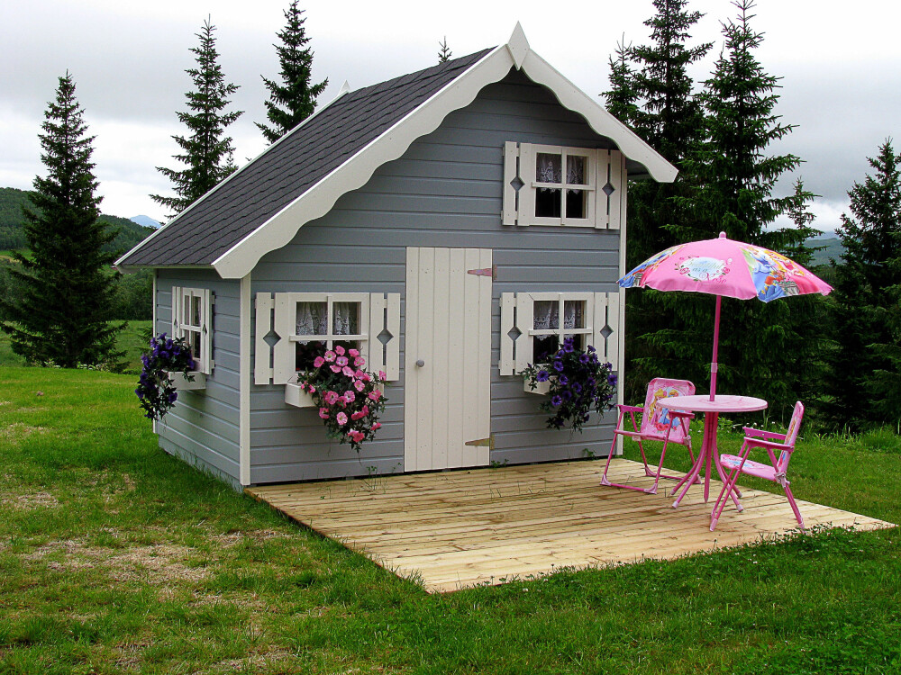 Fram til 1. juli 2015 kunne man
bygge 15 m2 uten å søke. Nå er
grensen øket til 50 m2, slik at barnas
lekehus fort kan bli store. Dette lekehuset
er et byggesett fra Maxbo. FOTO: MAXBO Fram til 1. juli 2015 kunne man
bygge 15 m2 uten å søke. Nå er
grensen øket til 50 m2, slik at barnas
lekehus fort kan bli store. Dette lekehuset
er et byggesett fra Maxbo. FOTO: MAXBO