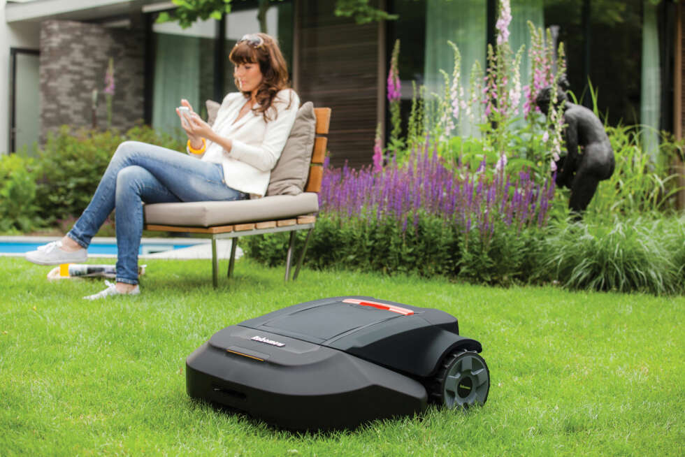 Stadig flere kjøper robotgressklippere,
og mener
de er en velsignelse for
både plenen og helsa.
Robomow klipper gresset
mens du leker med barna. Stadig flere kjøper robotgressklippere,
og mener
de er en velsignelse for
både plenen og helsa.
Robomow klipper gresset
mens du leker med barna.