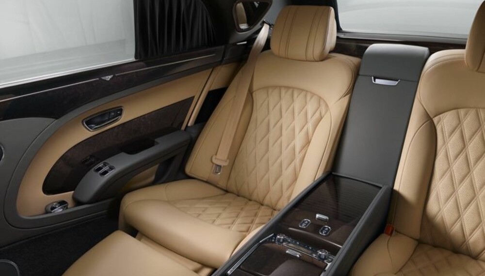 SUPERKOMFORT: Her er det bare å lene seg tilbake og kontemplere over at noe så stort og tungt kan bevege seg så fort. ALLE FOTO: Bentley SUPERKOMFORT: Her er det bare å lene seg tilbake og kontemplere over at noe så stort og tungt kan bevege seg så fort. ALLE FOTO: Bentley