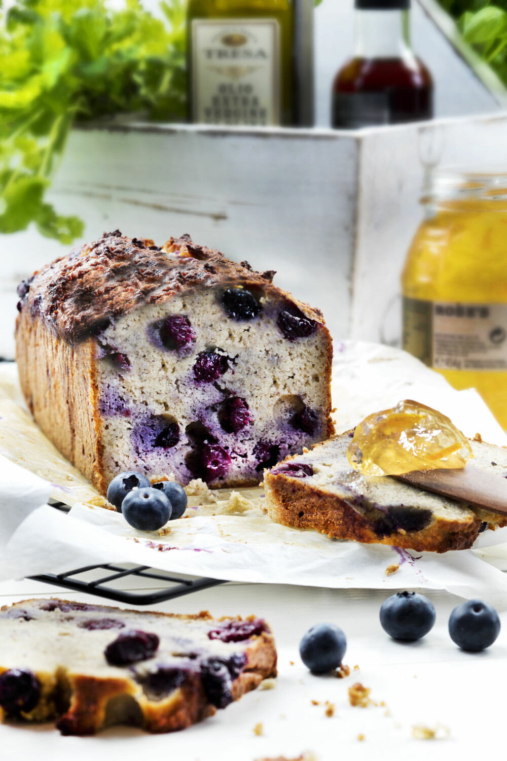 FLERE GODBITER: I Hjemmet uke 17 får du flere glutenfrie oppskrifter, som dette saftige bananbrødet med blåbær. FLERE GODBITER: I Hjemmet uke 17 får du flere glutenfrie oppskrifter, som dette saftige bananbrødet med blåbær.