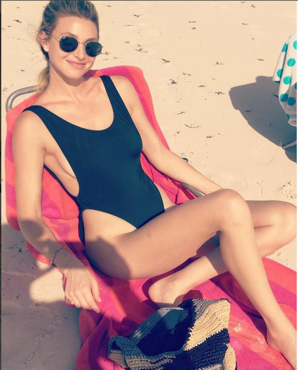 Liker du best ensfargede badedrakter, kan du la deg inspirere av denne superfine Whitney Port har på seg her. Liker du best ensfargede badedrakter, kan du la deg inspirere av denne superfine Whitney Port har på seg her.