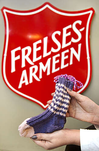 SEND SOKKENE TIL: Frelsesarmeen, Postboks 6866, St. Olavs plass, 0130 Oslo. merk pakken "Sokker som varmer". SEND SOKKENE TIL: Frelsesarmeen, Postboks 6866, St. Olavs plass, 0130 Oslo. merk pakken "Sokker som varmer".