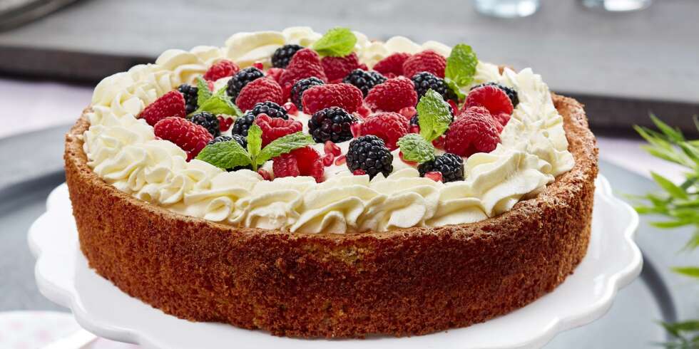 GLUTENFRI MANDELKAKE: Denne fristende mandelkaken er både enkel å lage og vakker å se på. I tillegg smaker den himmelsk! GLUTENFRI MANDELKAKE: Denne fristende mandelkaken er både enkel å lage og vakker å se på. I tillegg smaker den himmelsk!