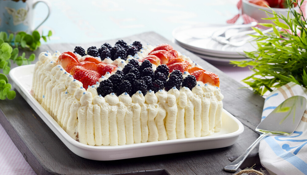 17. MAI KAKE: Lag denne deilige bløtkaken, og pynt den i flaggets farger. Perfekt til feiringen av nasjonaldagen! 17. MAI KAKE: Lag denne deilige bløtkaken, og pynt den i flaggets farger. Perfekt til feiringen av nasjonaldagen!