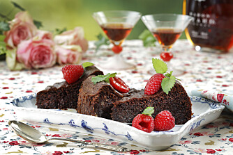 10 fristelser: I Hjemmet uke 18 har vi samlet 10 fantastiske kaker til fest og feiring, som denne saftige sjokoladekaken. 10 fristelser: I Hjemmet uke 18 har vi samlet 10 fantastiske kaker til fest og feiring, som denne saftige sjokoladekaken.