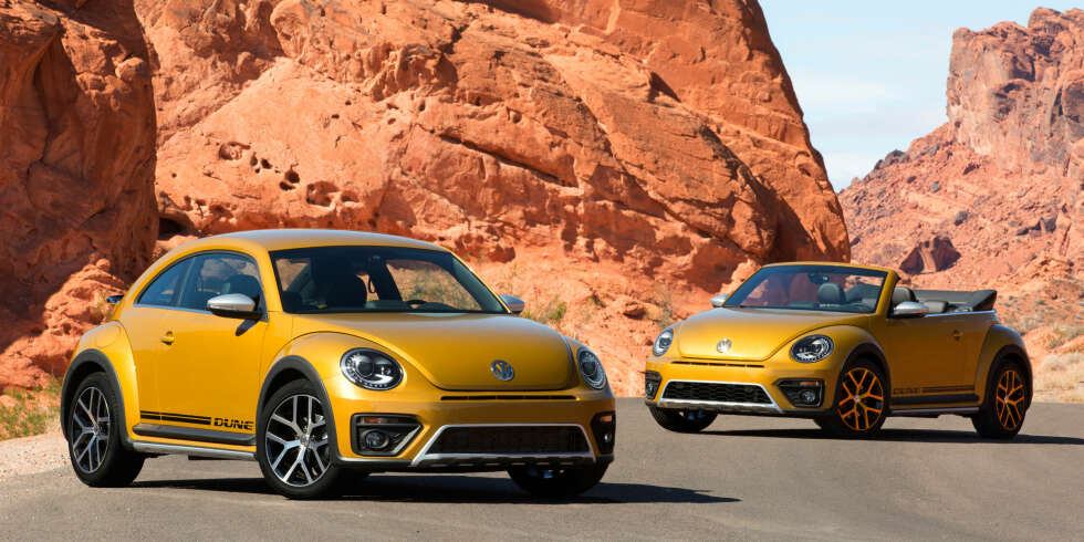 TO VALG: Som seg hør og bør kommer Beetle Dune både som kupé og kabriolet. Bakkeklaringen er ti millimeter høyere enn vanlige Beetle. TO VALG: Som seg hør og bør kommer Beetle Dune både som kupé og kabriolet. Bakkeklaringen er ti millimeter høyere enn vanlige Beetle.