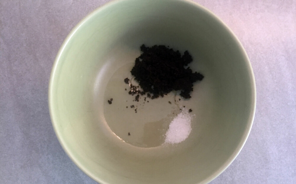 KAFFEGRUT OG SALT: Blander du kaffegrut med grovkornet salt og litt matolje, vil du få en peeling som tar ekstra godt på huden. KAFFEGRUT OG SALT: Blander du kaffegrut med grovkornet salt og litt matolje, vil du få en peeling som tar ekstra godt på huden.