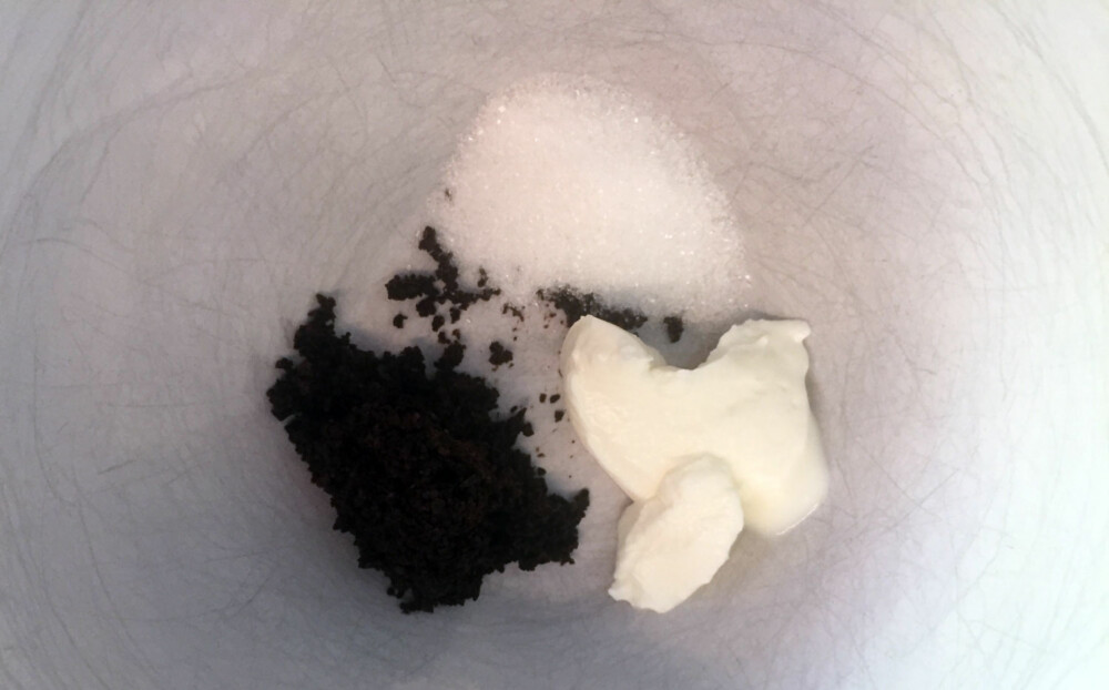 KAFFEGRUT OG SUKKER: Mikser du kaffegrut med sukker, og bytter ut olje med yoghurt, får du en søtere og mildere peeling. KAFFEGRUT OG SUKKER: Mikser du kaffegrut med sukker, og bytter ut olje med yoghurt, får du en søtere og mildere peeling.