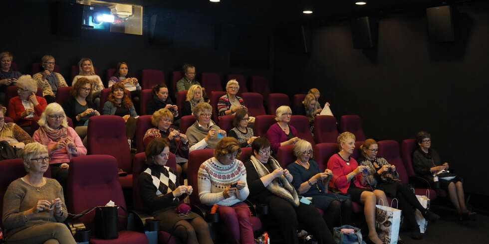 STRIKKEKINO: I tillegg til shopping, sosialt samvær, kurs og foredrag er et også mulig å hygge seg med strikketøyet i vår egen kinosal under strikketreffet. STRIKKEKINO: I tillegg til shopping, sosialt samvær, kurs og foredrag er et også mulig å hygge seg med strikketøyet i vår egen kinosal under strikketreffet.