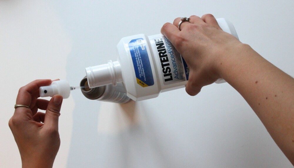KUR MOT FLASS: Bland munnskyllevann halvt om halvt i en sprayflaske og spray det i hodebunnen. FOTO: Hanna Sundquist KUR MOT FLASS: Bland munnskyllevann halvt om halvt i en sprayflaske og spray det i hodebunnen. FOTO: Hanna Sundquist