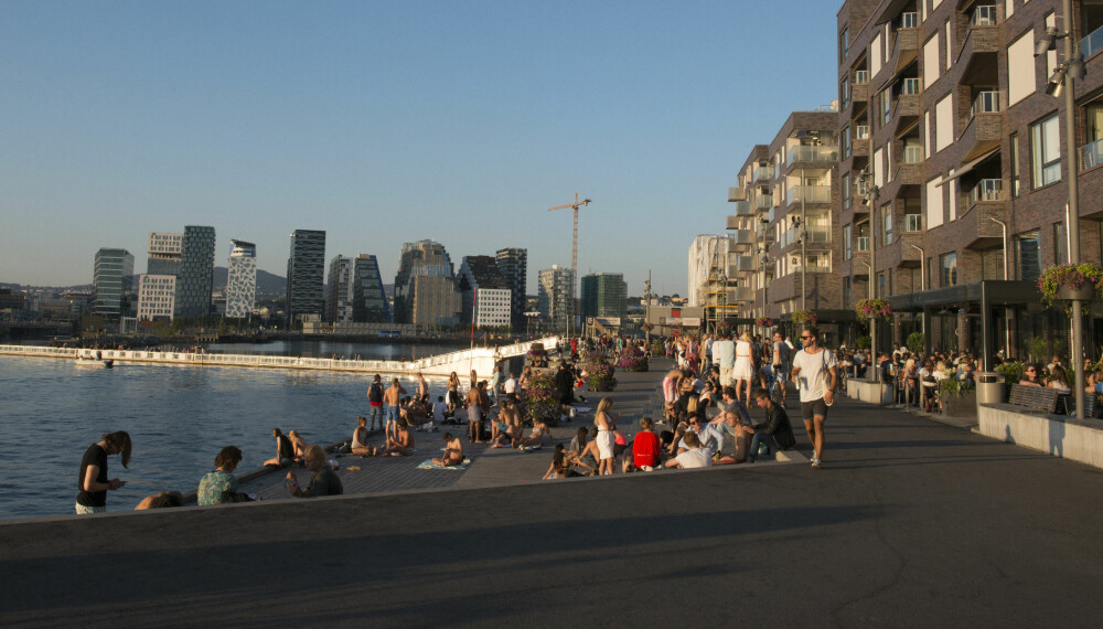 PROMENADE: På veien langs sjøen kan du både ta deg en svømmetur, nyte en kaffe og kikke på folkelivet i den nye delen av Oslo. PROMENADE: På veien langs sjøen kan du både ta deg en svømmetur, nyte en kaffe og kikke på folkelivet i den nye delen av Oslo.
