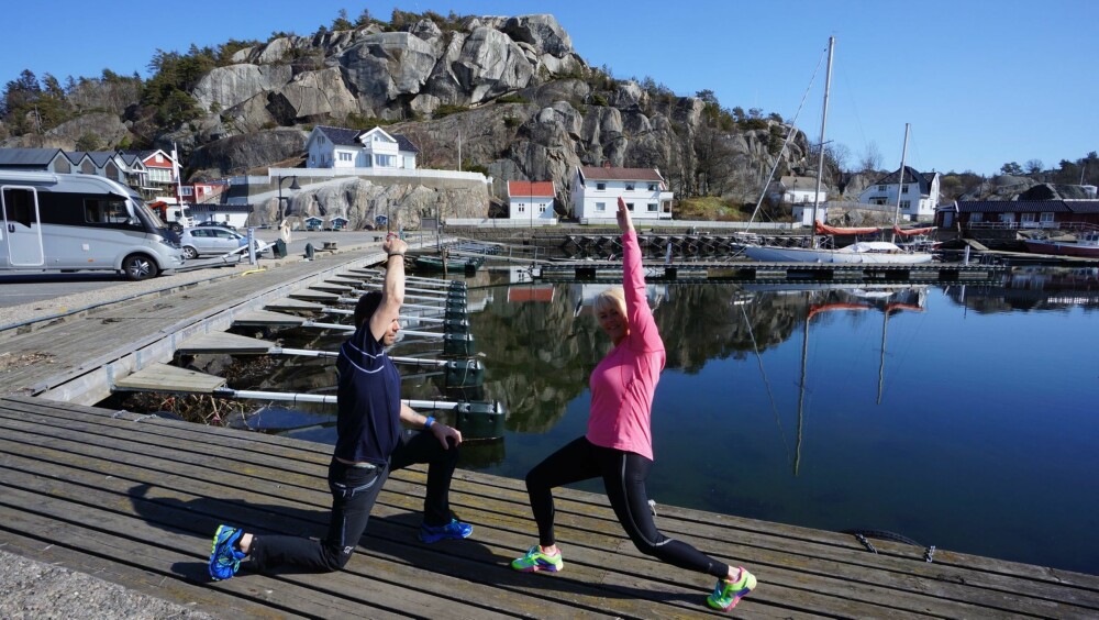 LINDRER: Samboerne Eirin Heiland og Jan Erik Bye er begge treningsinstruktører hos Team treningssenter i Sandefjord, og ihuga helårs bobilister. Her viser de oss noen øvelser som kan forebygge og lindre smerter i blant annet benet, samt generelt sett gjøre langturen i bobilen bedre, og kroppen mindre stiv og støl når du kommer fram. LINDRER: Samboerne Eirin Heiland og Jan Erik Bye er begge treningsinstruktører hos Team treningssenter i Sandefjord, og ihuga helårs bobilister. Her viser de oss noen øvelser som kan forebygge og lindre smerter i blant annet benet, samt generelt sett gjøre langturen i bobilen bedre, og kroppen mindre stiv og støl når du kommer fram.