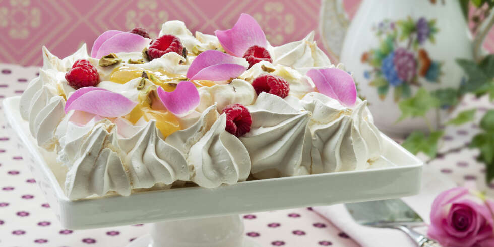 FRISTELSE: Server denne glutenfrie kaken med økologiske roseblader, eventuelt roseblader fra egen hage! FRISTELSE: Server denne glutenfrie kaken med økologiske roseblader, eventuelt roseblader fra egen hage!