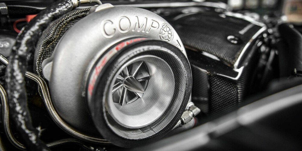 ÉN STOR: De to originale turboene har måttet vike for én stor turbo. Med så høy effekt tipper vi det beste i motoren er forsterket. ÉN STOR: De to originale turboene har måttet vike for én stor turbo. Med så høy effekt tipper vi det beste i motoren er forsterket.