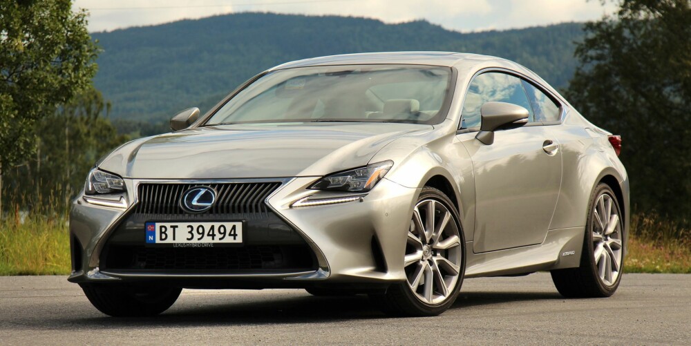 LEKKERBISKEN: Lexus har etter vår mening truffet blink med designet. Dessverre står ikke ytelser og kjøreegenskaper helt i stil. RC 300h er derimot en deilig "cruiser". LEKKERBISKEN: Lexus har etter vår mening truffet blink med designet. Dessverre står ikke ytelser og kjøreegenskaper helt i stil. RC 300h er derimot en deilig "cruiser".