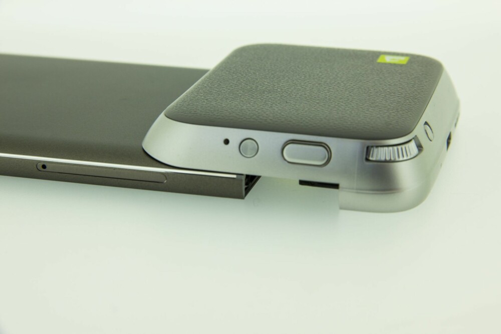 KLUMP: Cam Plus-modulen til LG G5 gjør mobilen litt klumpete. Vi fikk aldri kameramodulen til å snakke med selve kameraet til G5. KLUMP: Cam Plus-modulen til LG G5 gjør mobilen litt klumpete. Vi fikk aldri kameramodulen til å snakke med selve kameraet til G5.