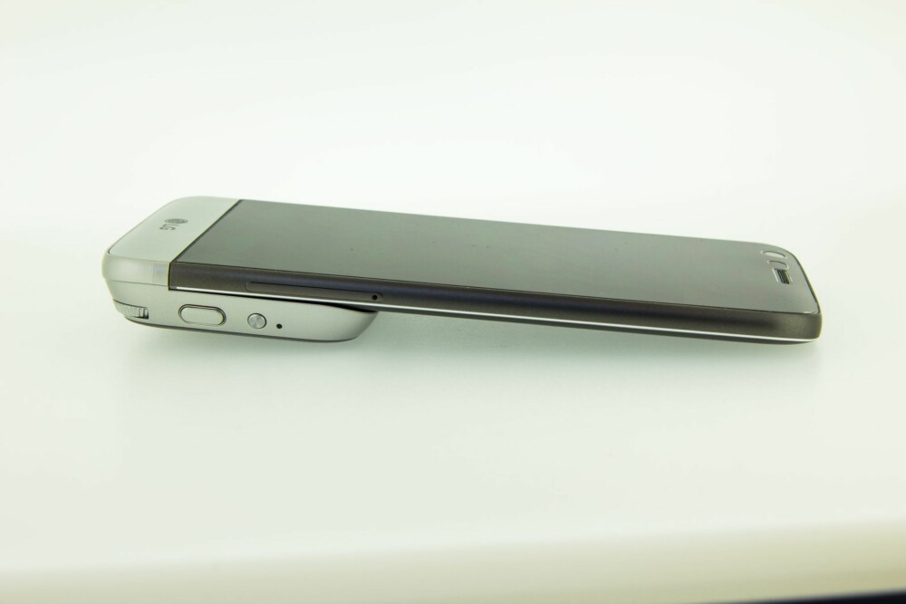 AV OG PÅ: Kameramodulen gjør LG G5 litt klumpete, så man må påregne å ta den av og på etter behov. AV OG PÅ: Kameramodulen gjør LG G5 litt klumpete, så man må påregne å ta den av og på etter behov.