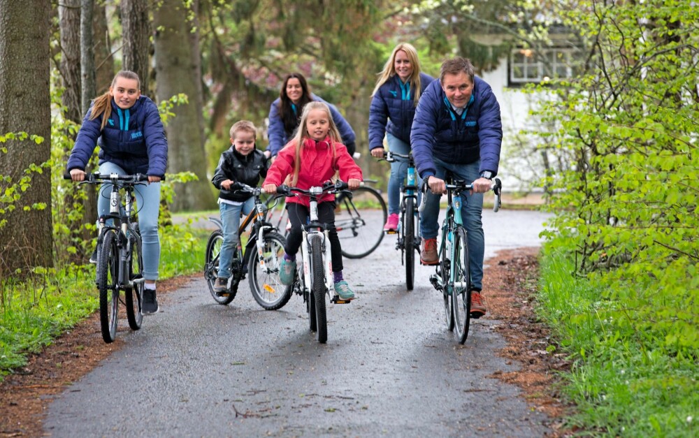 FULL RULLE: Familien Pedersen er en sporty og sammensveiset gjeng som elsker å gjøre ting sammen både på jobb og privat. Her er det Dag Erik og barnebarnet Luna som er i føringen. FULL RULLE: Familien Pedersen er en sporty og sammensveiset gjeng som elsker å gjøre ting sammen både på jobb og privat. Her er det Dag Erik og barnebarnet Luna som er i føringen.