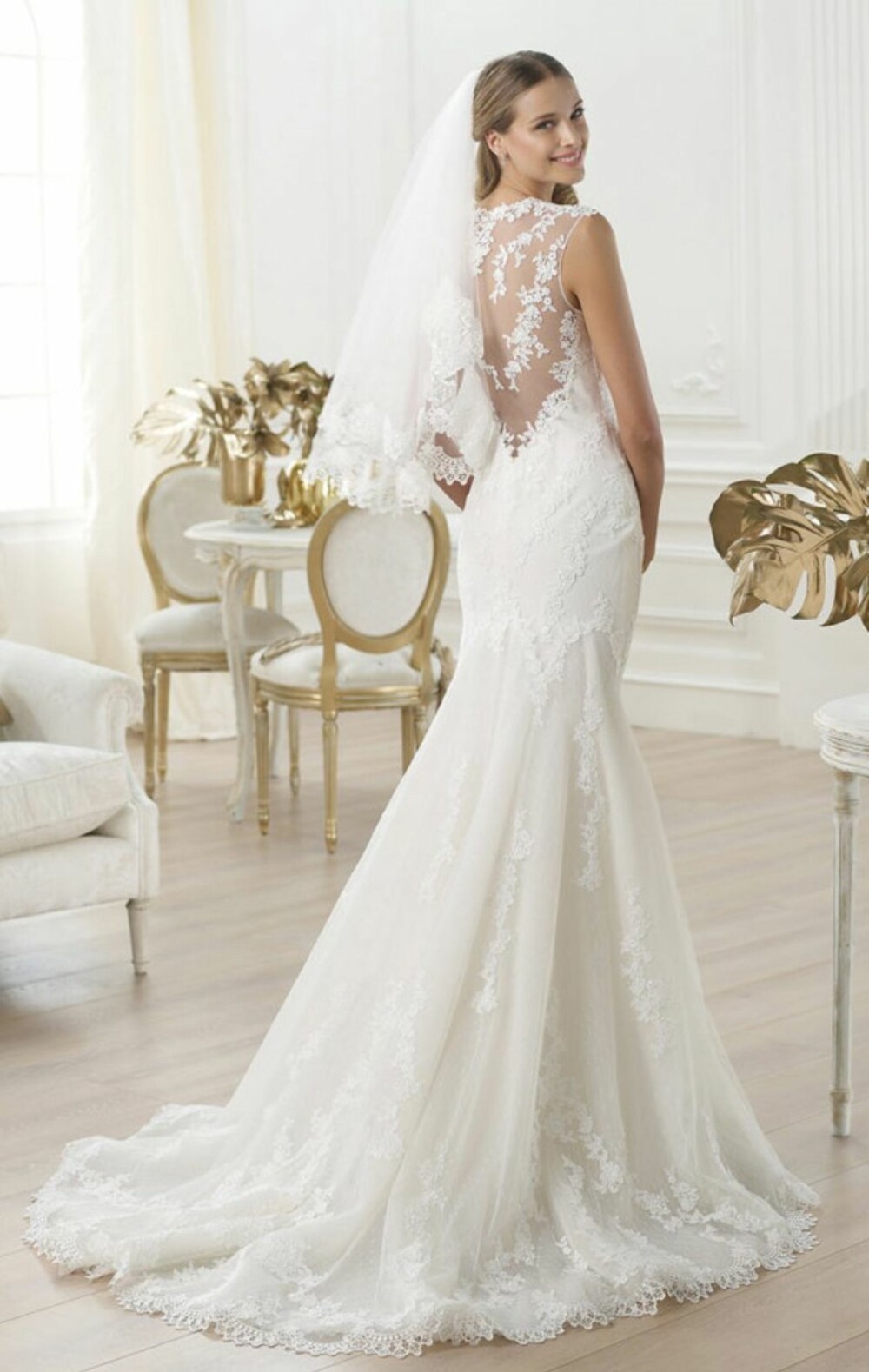 Du kan gjerne velge tettsittende kjoler selv om du er formfull. Det er bare fint å fremheve dine naturlige former. Velg gjerne blonder og mye stoffer. Denne heter Laren og er fra Pronovias 2015. Du kan gjerne velge tettsittende kjoler selv om du er formfull. Det er bare fint å fremheve dine naturlige former. Velg gjerne blonder og mye stoffer. Denne heter Laren og er fra Pronovias 2015.