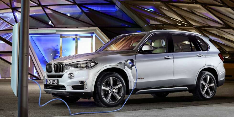 STOR DONING: BMW X5 er svær og brautende, og i hybriden står ytelsene i stil. Drivstofforbruket derimot, det er som i en liten miljøbil. STOR DONING: BMW X5 er svær og brautende, og i hybriden står ytelsene i stil. Drivstofforbruket derimot, det er som i en liten miljøbil.