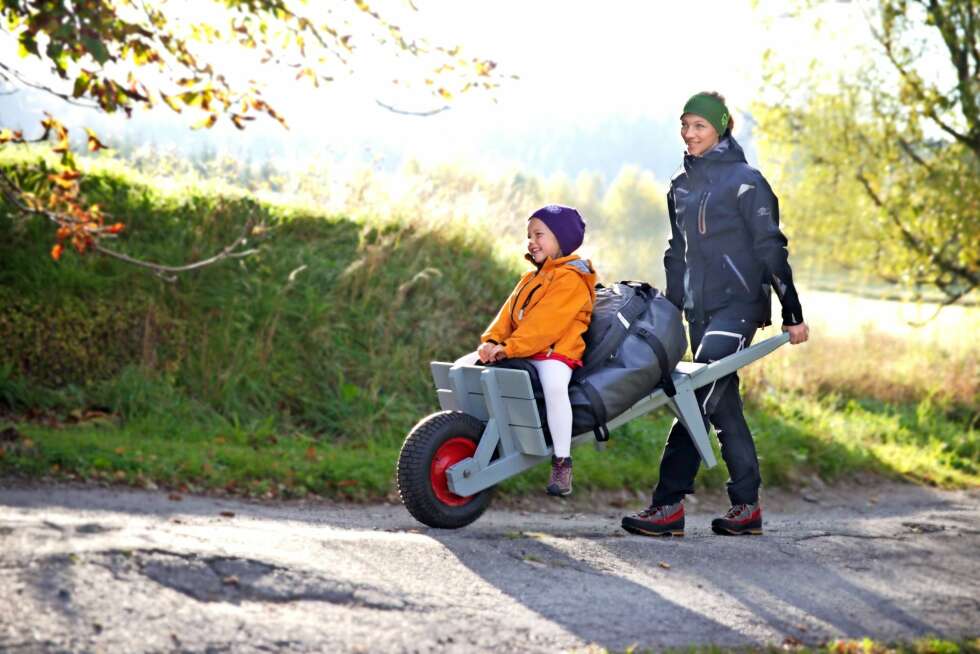 PLUKK OPP HAIKERE: Med en solid bagasjetralle er det alltids plass til en liten haiker med trøtte ben. FOTO: Øivind Lie PLUKK OPP HAIKERE: Med en solid bagasjetralle er det alltids plass til en liten haiker med trøtte ben. FOTO: Øivind Lie