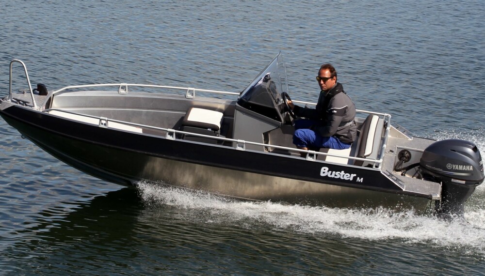 BUSTER M1: I sin enkleste utgave kommer Buster M1 med
enkel konsoll til styrbord og benk babord. Funksjonelt og praktisk. FOTO: Terje Haugen BUSTER M1: I sin enkleste utgave kommer Buster M1 med
enkel konsoll til styrbord og benk babord. Funksjonelt og praktisk. FOTO: Terje Haugen