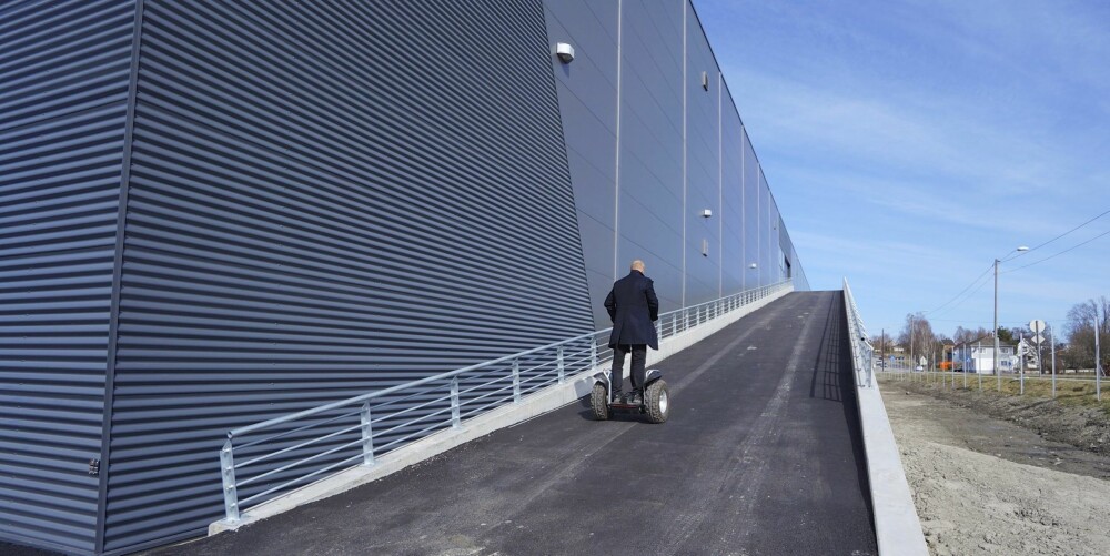 Rampen opp til andre etasje har varmekabler. Daglig leder Odd Askjem har tatt i bruk en Segway for å komme seg omkring uten å få gnagsår. Rampen opp til andre etasje har varmekabler. Daglig leder Odd Askjem har tatt i bruk en Segway for å komme seg omkring uten å få gnagsår.