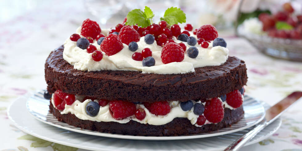 Festkake: Bak en mild sjokoladedrøm med pisket krem og fargerike bær. Festkake: Bak en mild sjokoladedrøm med pisket krem og fargerike bær.