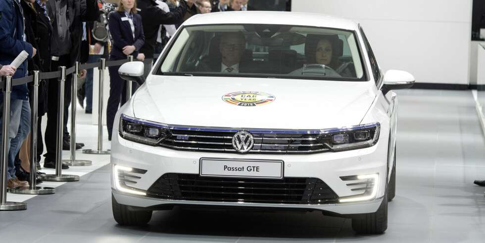 PASSAT GTE: Eksteriørmessig skiller Passat GTE seg fra øvrige Passat-varianter med blå detaljer i front, samt de C-formede LED-kjørelysene som e-Golf og Golf GTE har. FOTO: VW PASSAT GTE: Eksteriørmessig skiller Passat GTE seg fra øvrige Passat-varianter med blå detaljer i front, samt de C-formede LED-kjørelysene som e-Golf og Golf GTE har. FOTO: VW
