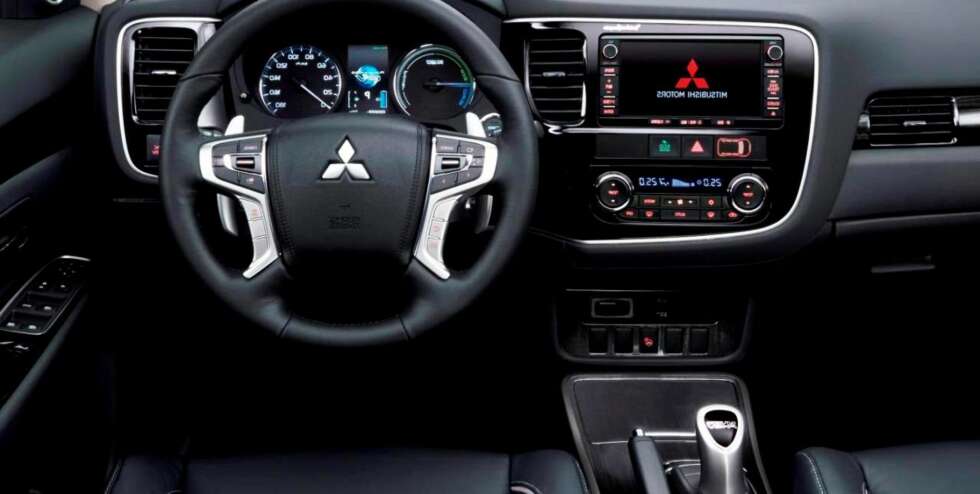 OUTLANDER: Førermiljøet i nye Outlander PHEV, den japanske versjonen. (Bildet er speilvendt) FOTO: Produsent OUTLANDER: Førermiljøet i nye Outlander PHEV, den japanske versjonen. (Bildet er speilvendt) FOTO: Produsent