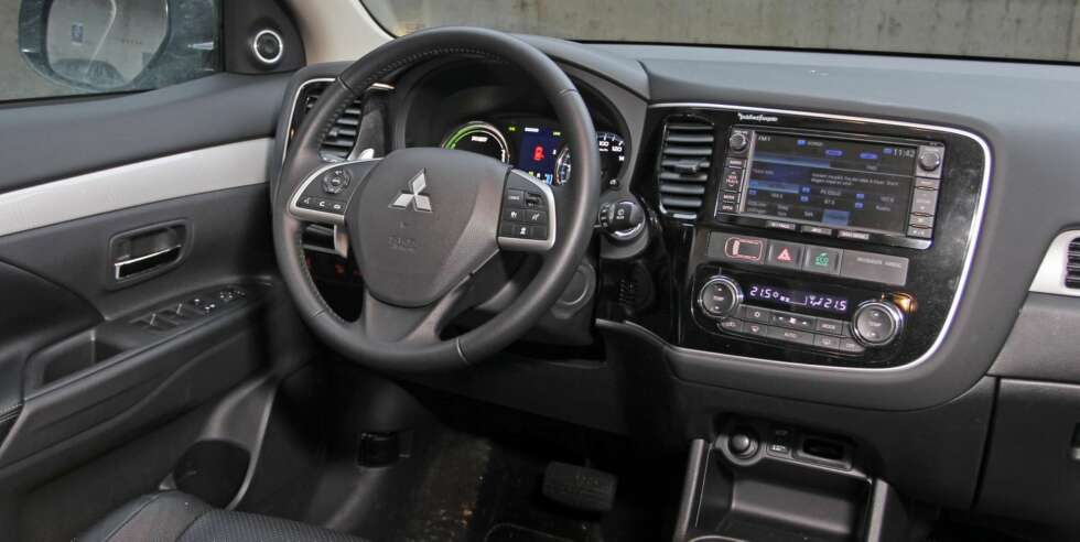 DAGENS OUTLANDER: Førermiljøet i dagens versjon av Mitsubishi Outlander PHEV. FOTO: Petter Handeland DAGENS OUTLANDER: Førermiljøet i dagens versjon av Mitsubishi Outlander PHEV. FOTO: Petter Handeland