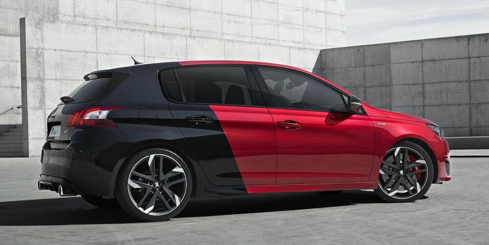 TO-FARGET: Coupe Blanche (betyr tofarget lakkering) skal ifølge produsenten gi 308 GTi kraftigere identitet og et skarpere og mer effektfullt design. TO-FARGET: Coupe Blanche (betyr tofarget lakkering) skal ifølge produsenten gi 308 GTi kraftigere identitet og et skarpere og mer effektfullt design.